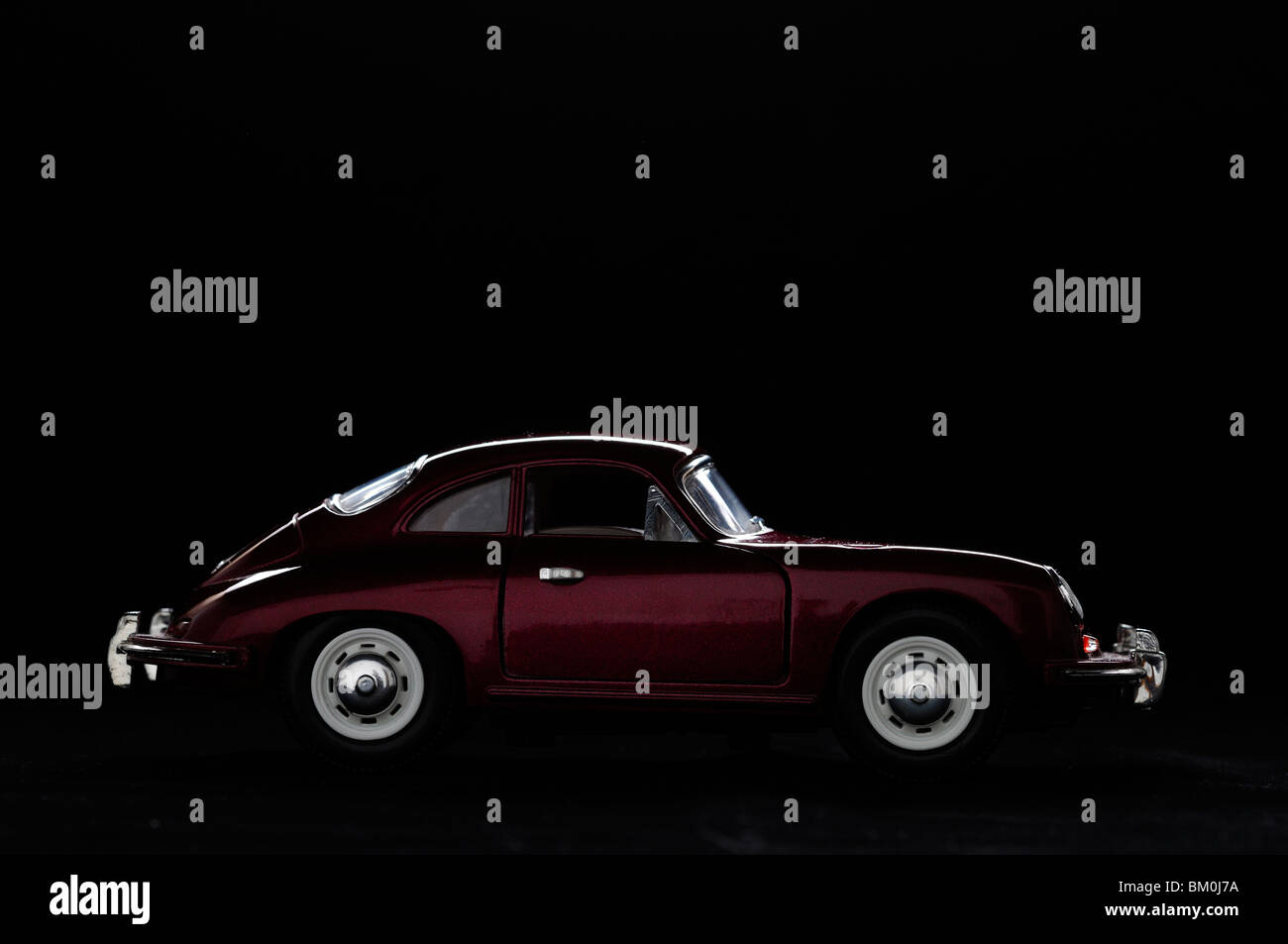 Petite voiture. Fond noir. Banque D'Images