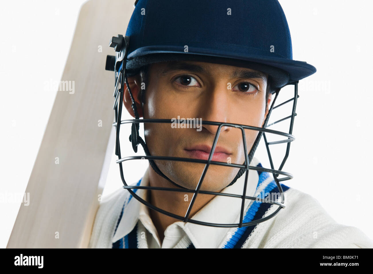 Portrait d'un batteur de cricket tenant une bat Banque D'Images