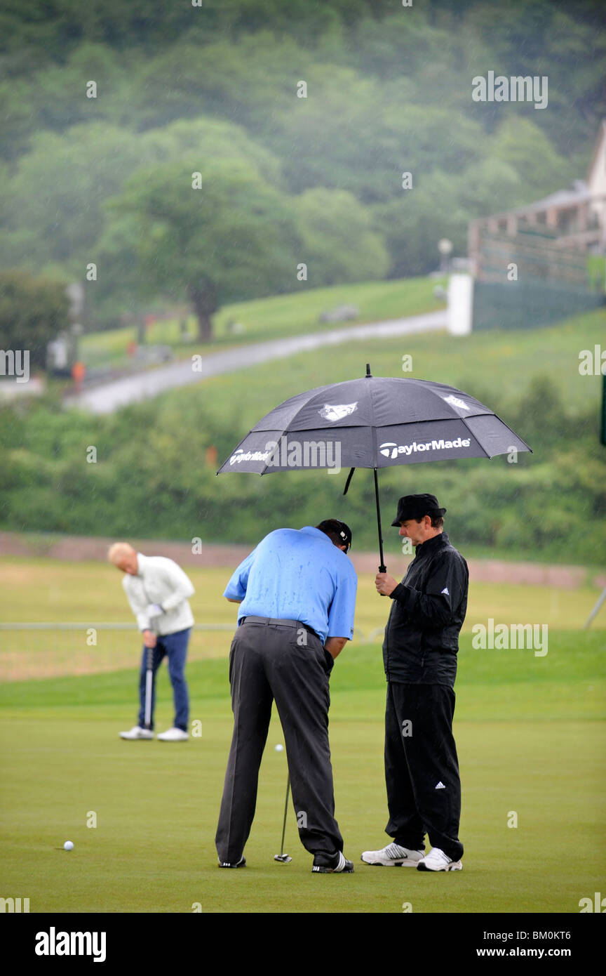 Les golfeurs peuvent s'exercer leur mise en dépit de la pluie au Celtic Manor Wales Open 2008 Banque D'Images