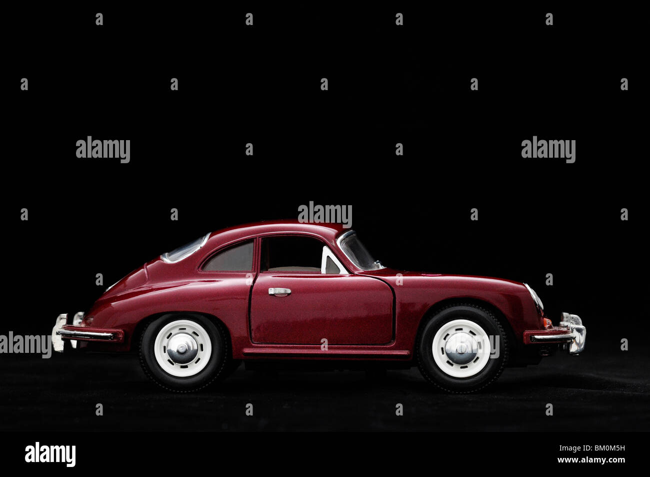 Petite voiture. Fond noir. Banque D'Images