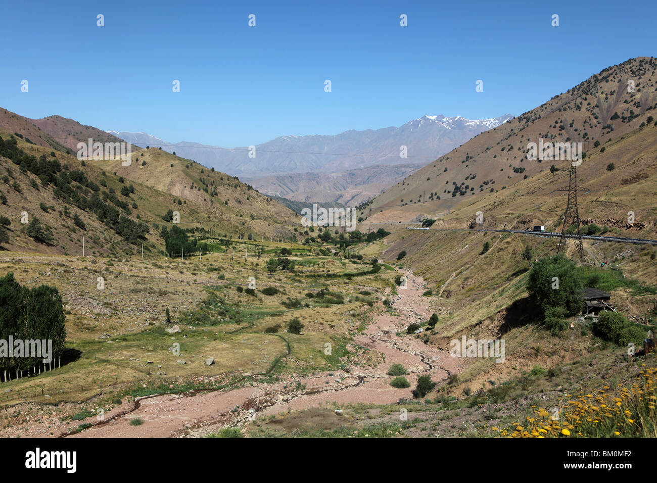 Une rivière traverse une vallée, dans le centre du Kirghizistan, en Asie centrale. Banque D'Images