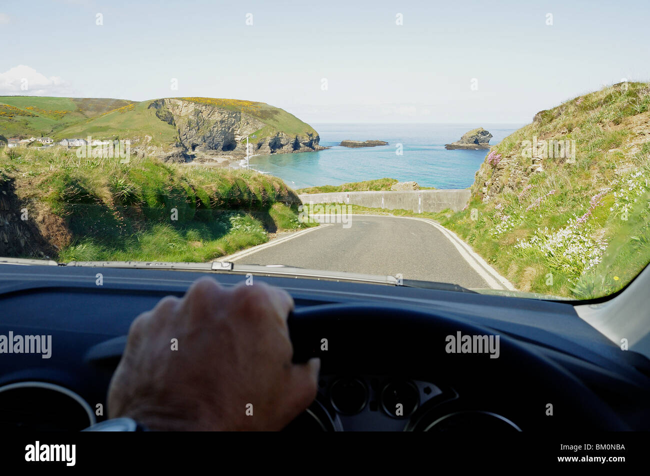 Voiture roulant sur route côtière près de portreath à Cornwall, uk Banque D'Images