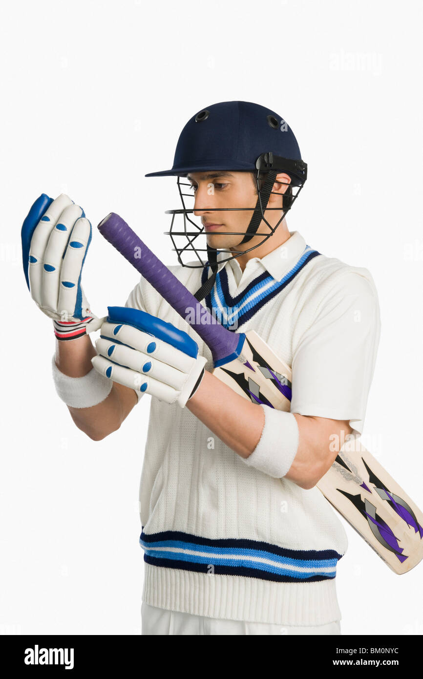 Joueur de Cricket son gant de réglage Banque D'Images