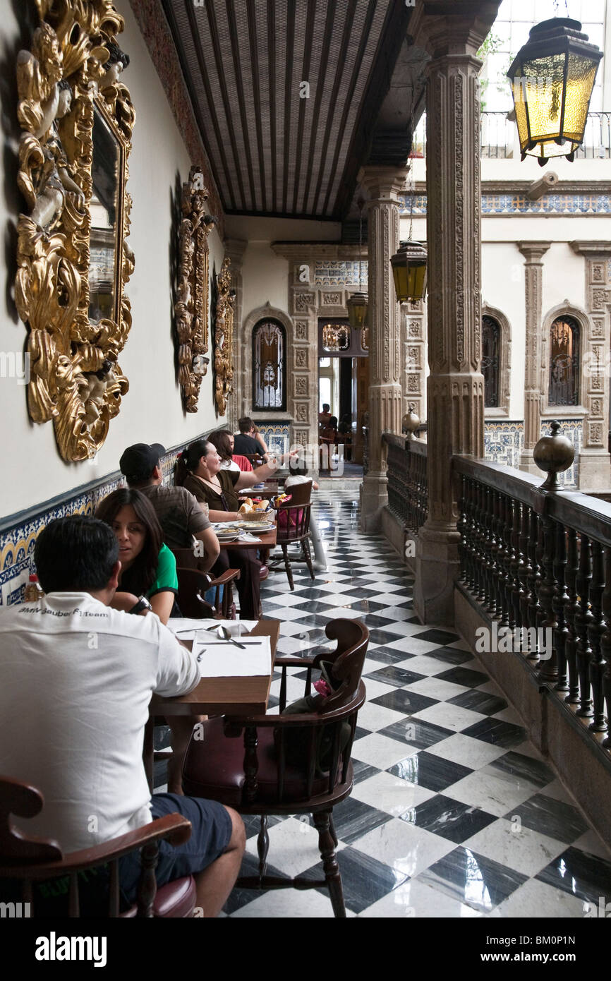 Diners bénéficiant d'atmosphère d'antan au balcon de la cour centrale avec éclairage naturel de la Chambre de commerce restaurant Sanborns Mexico City Banque D'Images