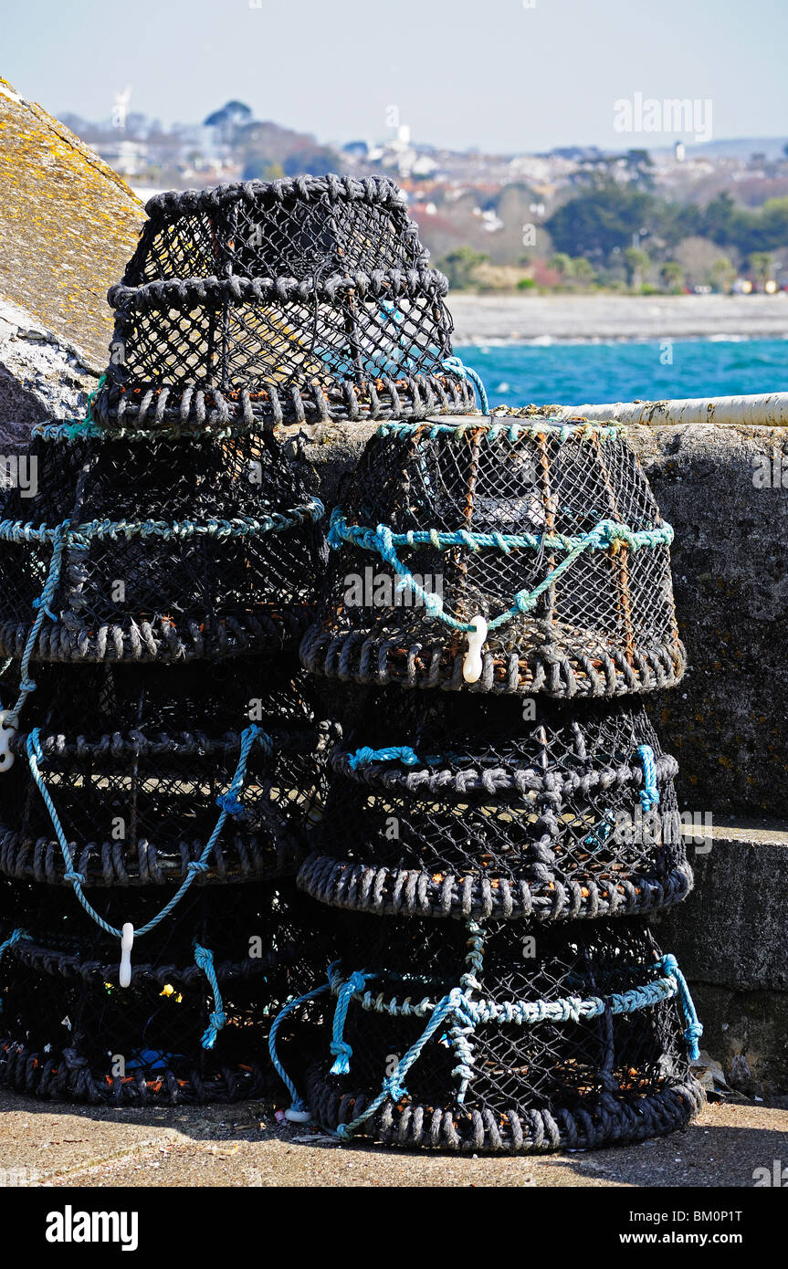 Les casiers dans le port de Newlyn près de Penzance Cornwall, uk Banque D'Images