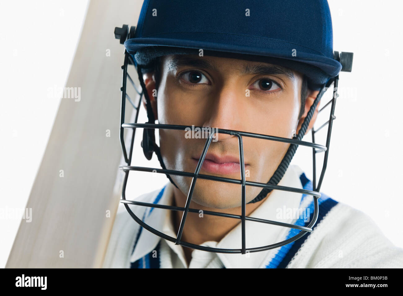 Portrait d'un batteur de cricket tenant une bat Banque D'Images
