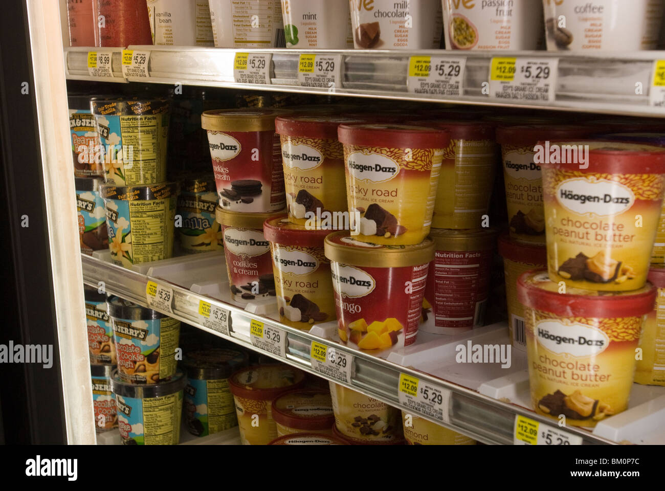 Håågen-Dazs glace dans un congélateur dans un supermarché de New York Banque D'Images