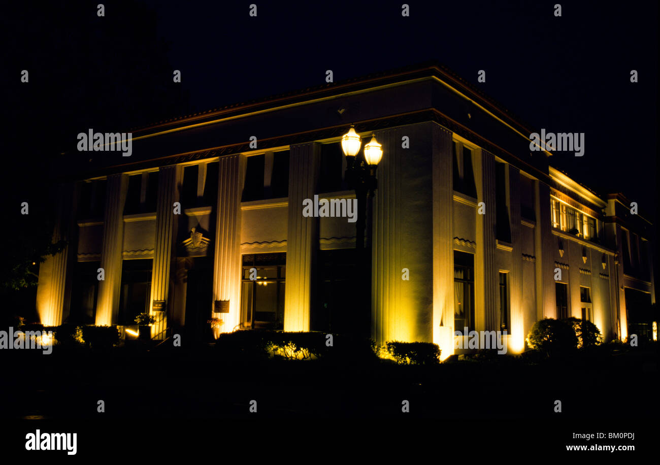 Museum lit up at night, San Jose Museum of Art, le centre-ville de San Jose, San Jose, Californie, USA Banque D'Images