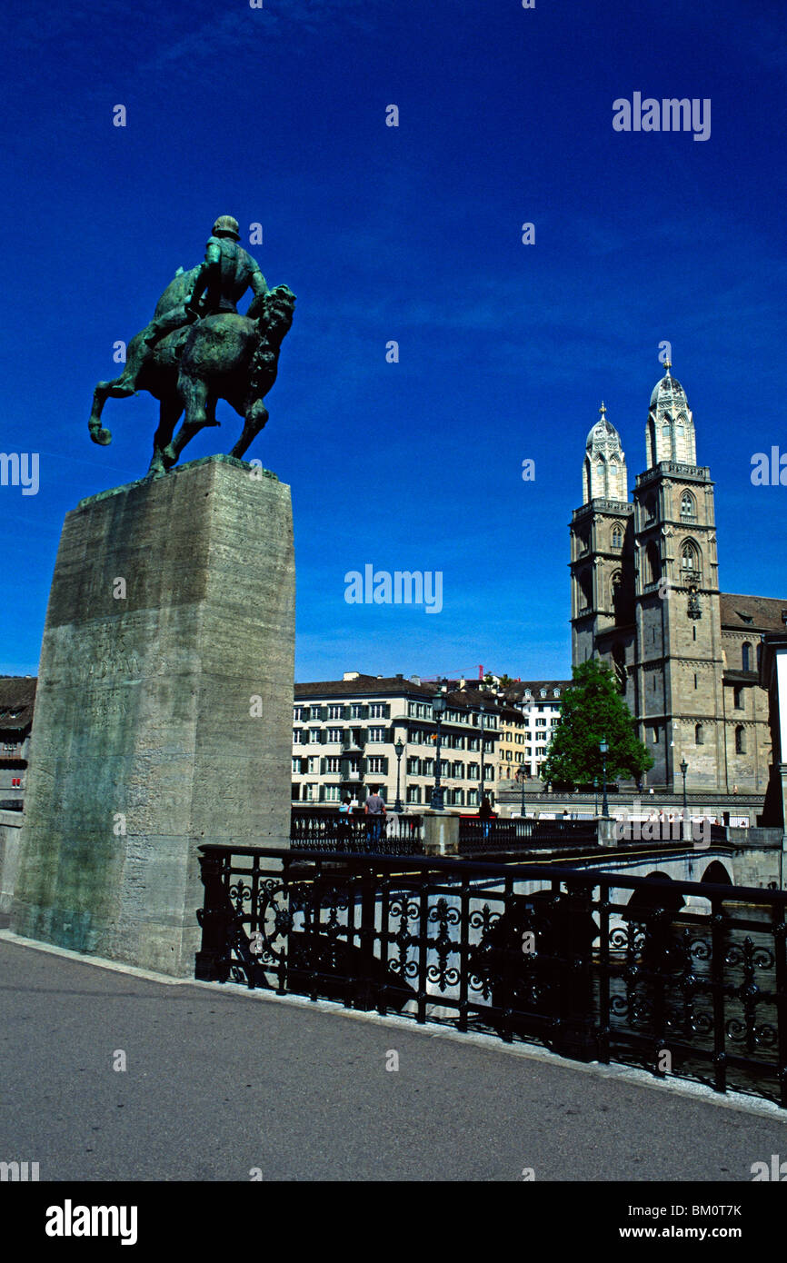 Zürich : Münsterbrücke avec Großmünster et Hans Waldmann Statue Banque D'Images