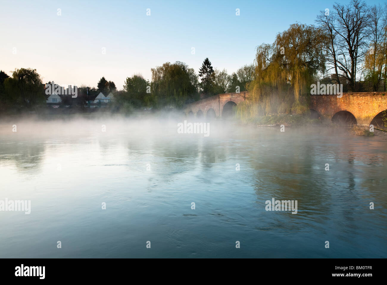 L'aube du printemps sur la Tamise à Sonning Bridge, Berkshire, Royaume-Uni Banque D'Images