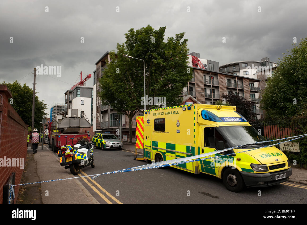 D'ambulance et d'incendie à l'effondrement de la grue UK incident Banque D'Images