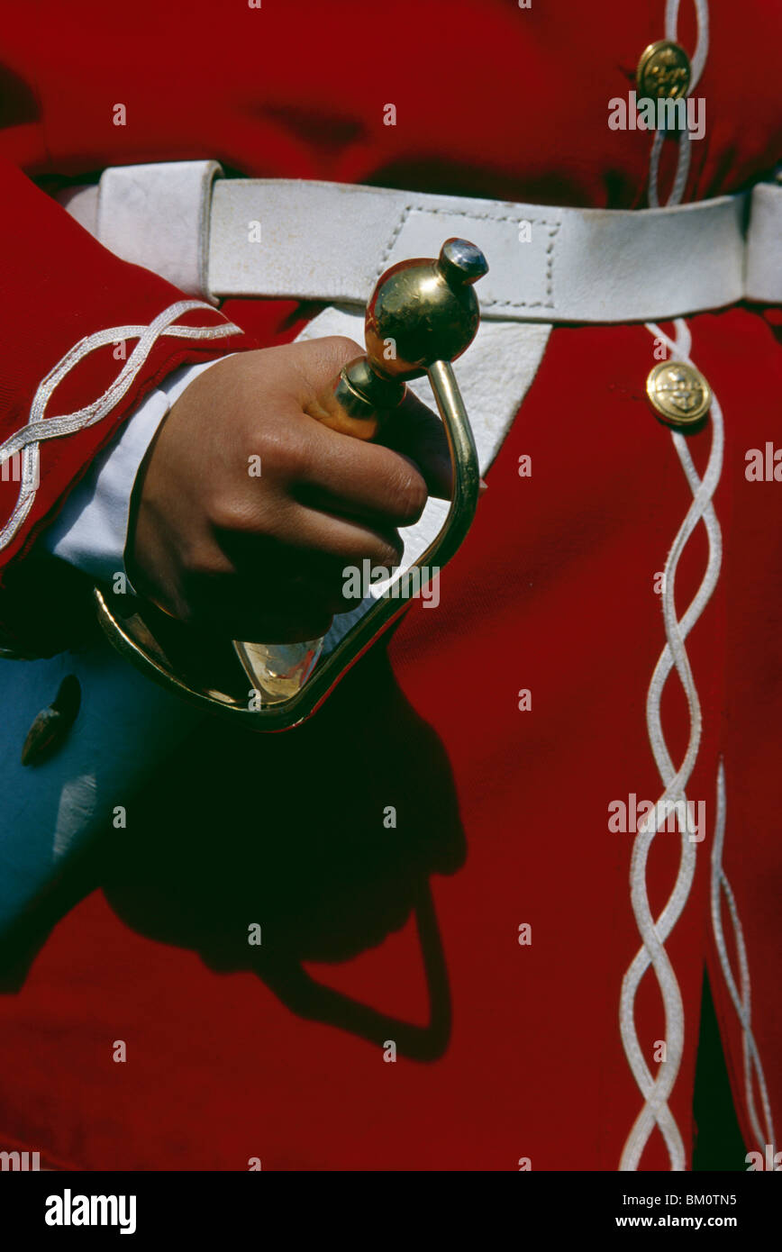 Garde royale en 18e siècle soldat français tenant une épée uniforme, la ville de Québec, Québec, Canada Banque D'Images