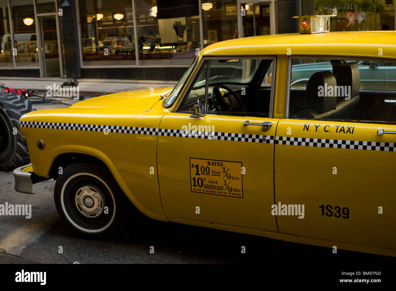 Un vintage New-York city taxi est vu sur un décor de cinéma à Toronto le 19 avril 2010. Banque D'Images