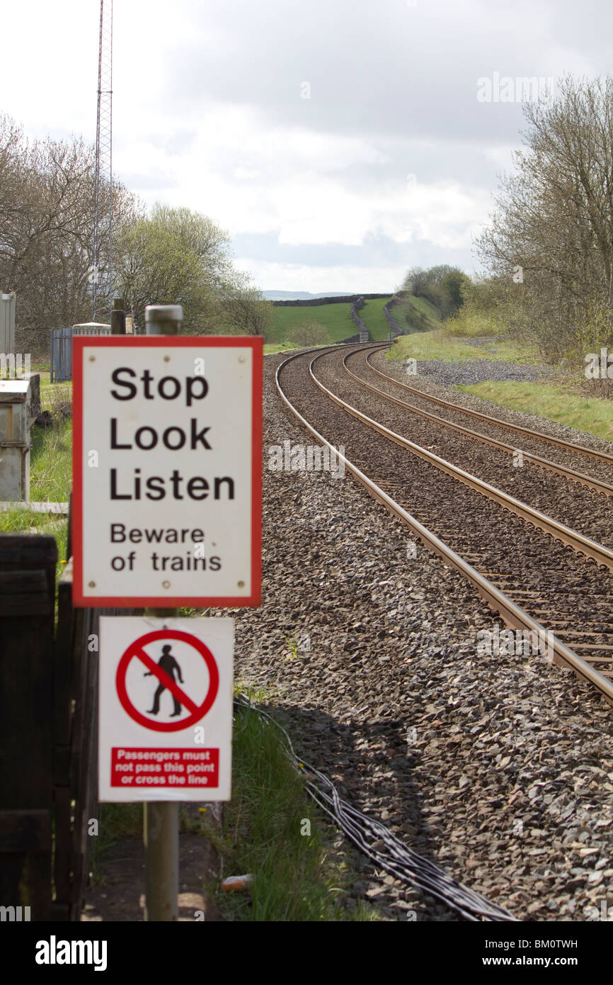 Panneau d'avertissement à Horton dans Ribblesdale Railway station Banque D'Images