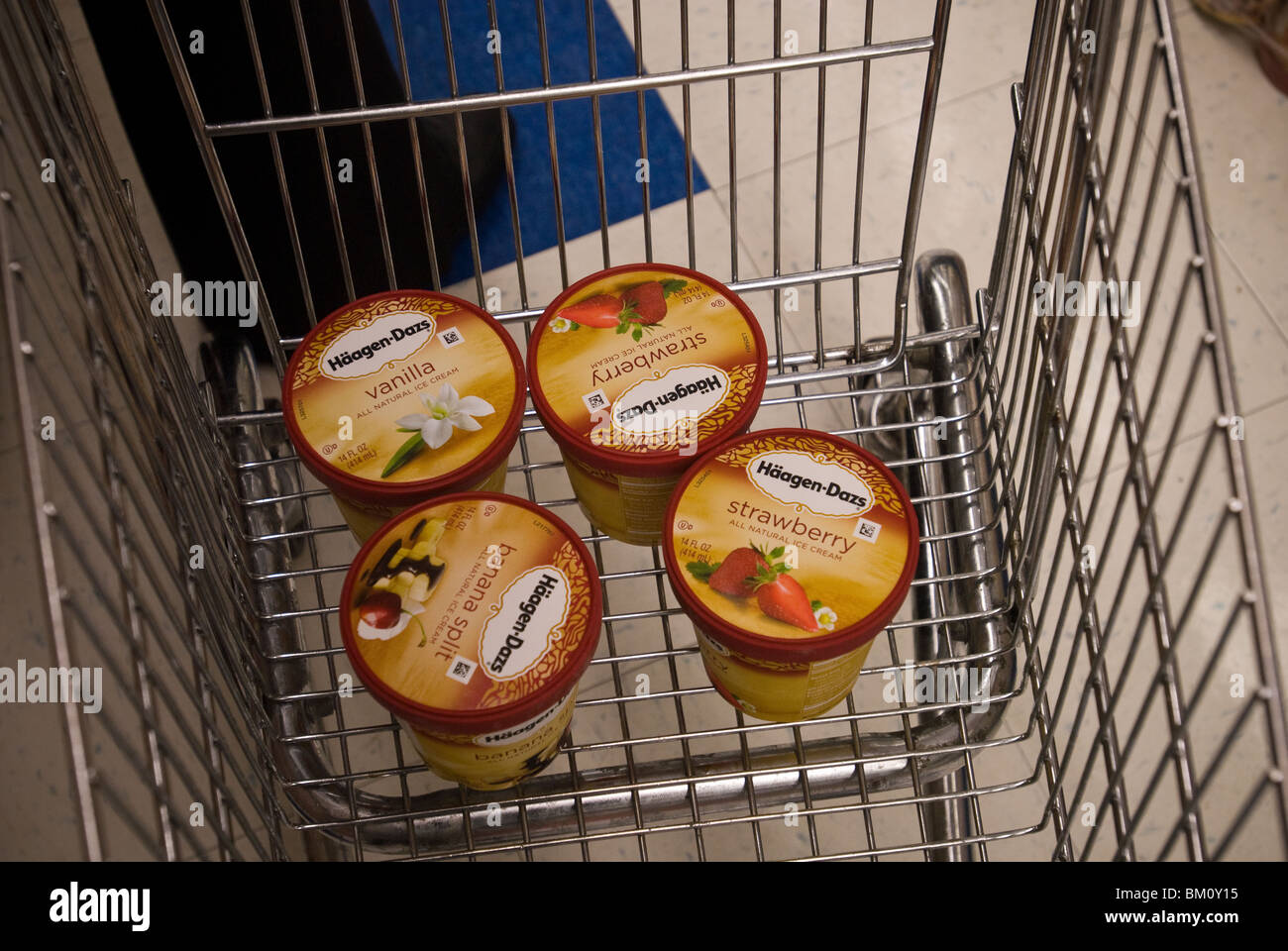 Håågen-Dazs glace dans un supermarché panier à New York Banque D'Images