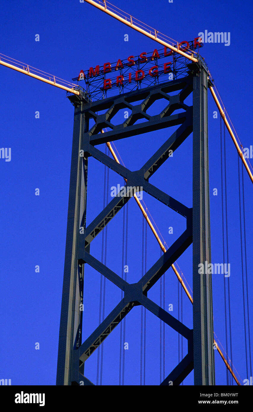Low angle view of a bridge, pont Ambassador, Detroit, Michigan, USA Banque D'Images