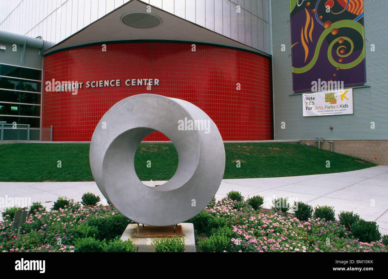 Sculpture en face d'un centre des sciences, Centre des sciences de Detroit, Detroit, Michigan, USA Banque D'Images