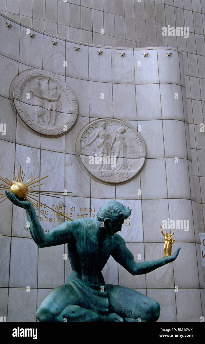 Statue devant un bâtiment, l'esprit de Detroit, Coleman A. Young Centre Municipal, Detroit, Michigan, USA Banque D'Images