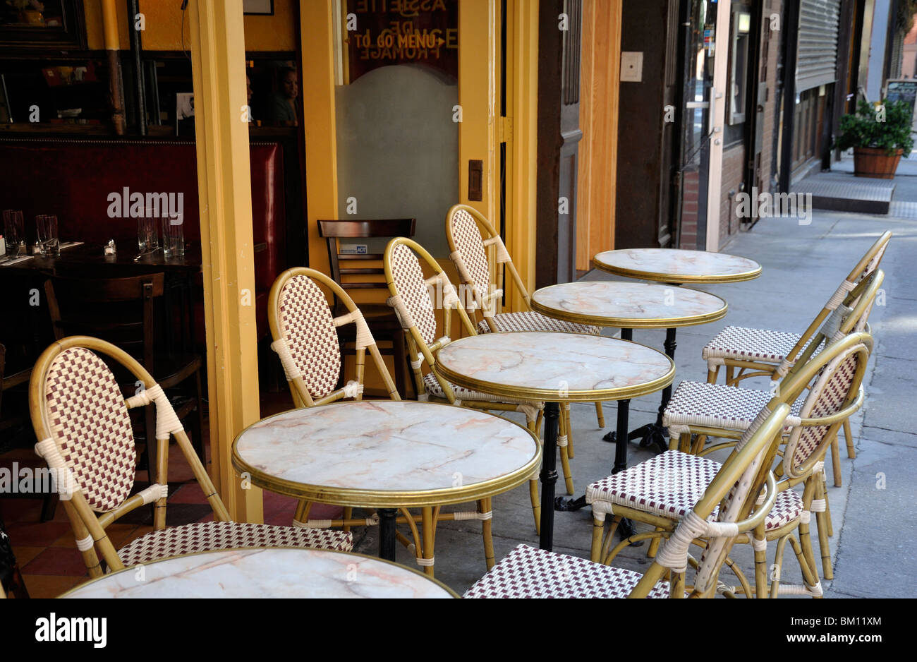 Tables à l'extérieur d'un café de style français Banque D'Images