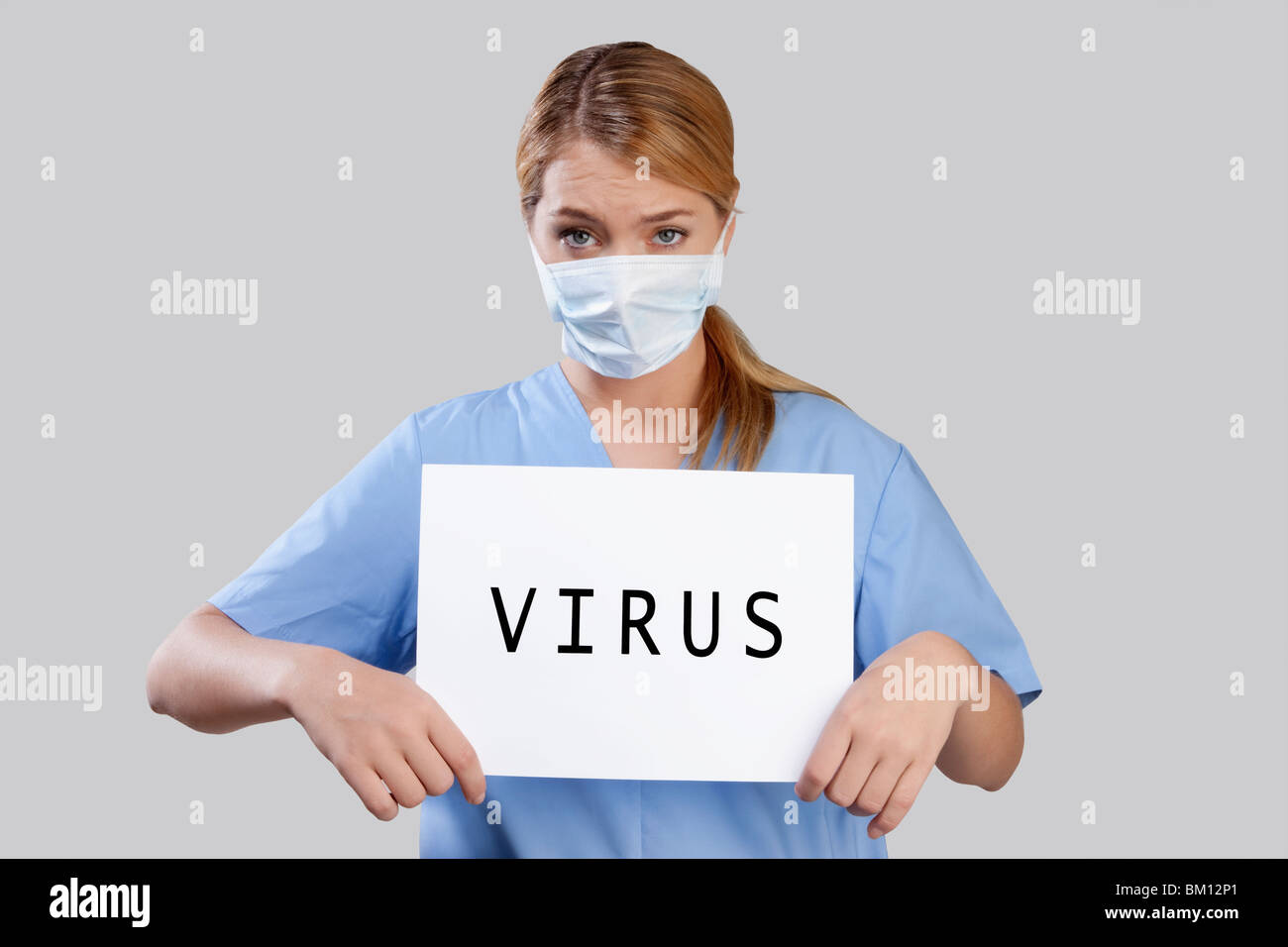 Une infirmière portant un masque de la grippe virus de la pancarte avec word written on it Banque D'Images