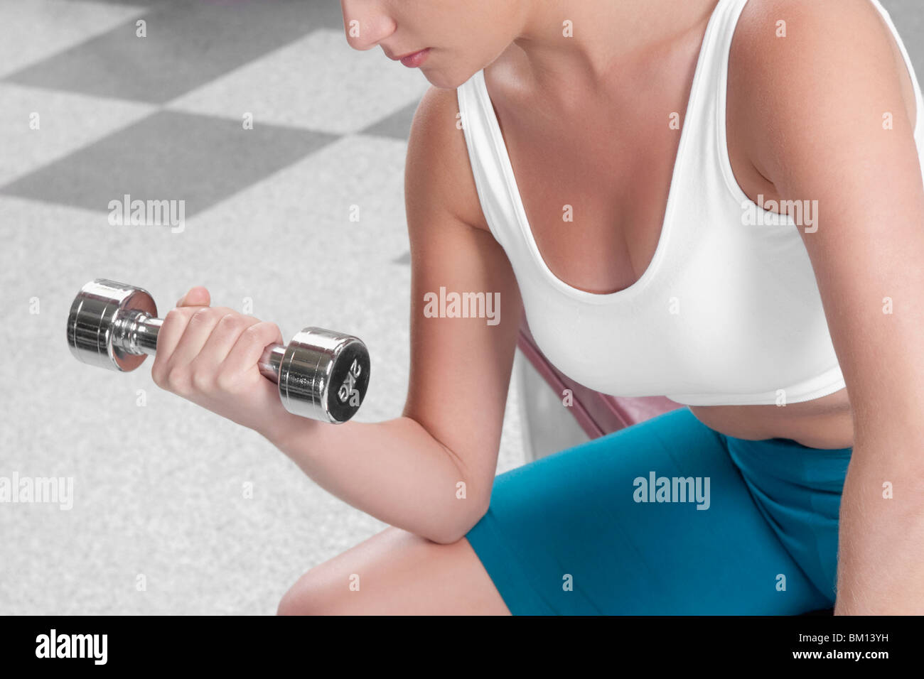 Femme l'entraînement avec un haltère Banque D'Images