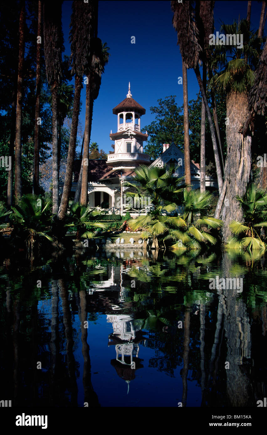 Reflet des capacités dans Lake Cottage Queen Anne Grange Coach Baldwin Lake Los Angeles County Arboretum Botanique Arcadia Banque D'Images