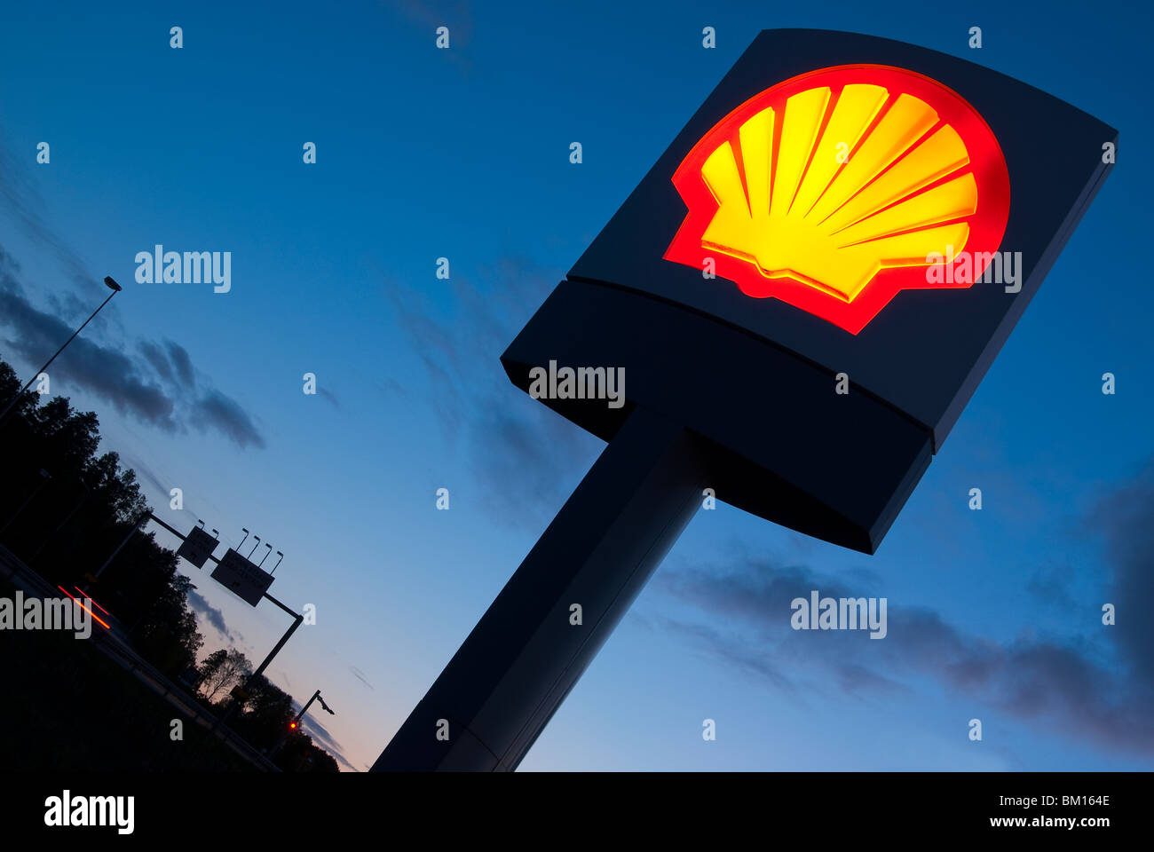 Allumé la Shell Oil signe en civil twilight Banque D'Images