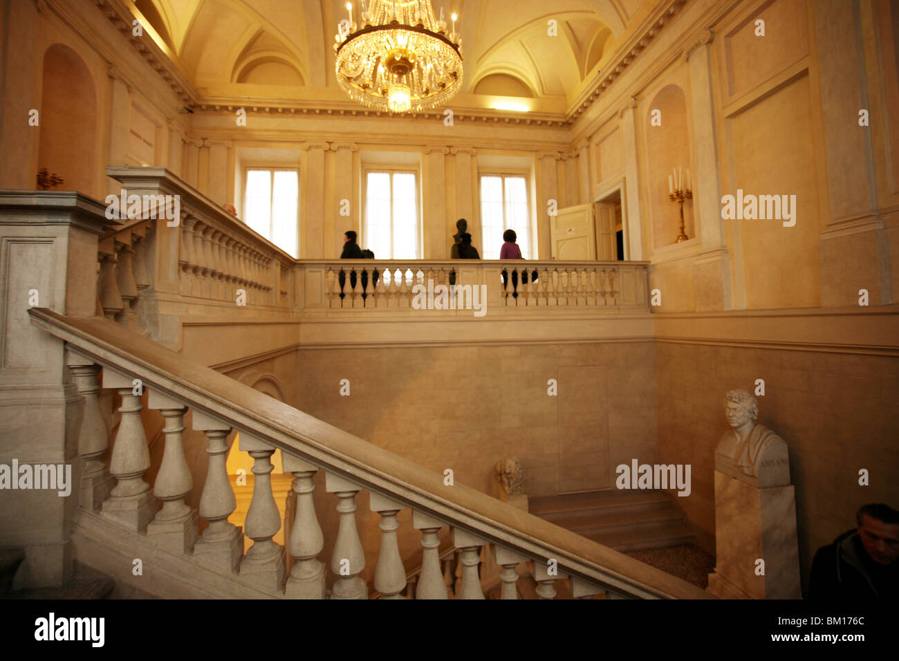 Escalier principal, Musée d'Art Moderne, la Villa Reale, Galleria d'Arte Moderna, Via Palestro 16, Milan, Lombardie, Italie, Europe Banque D'Images