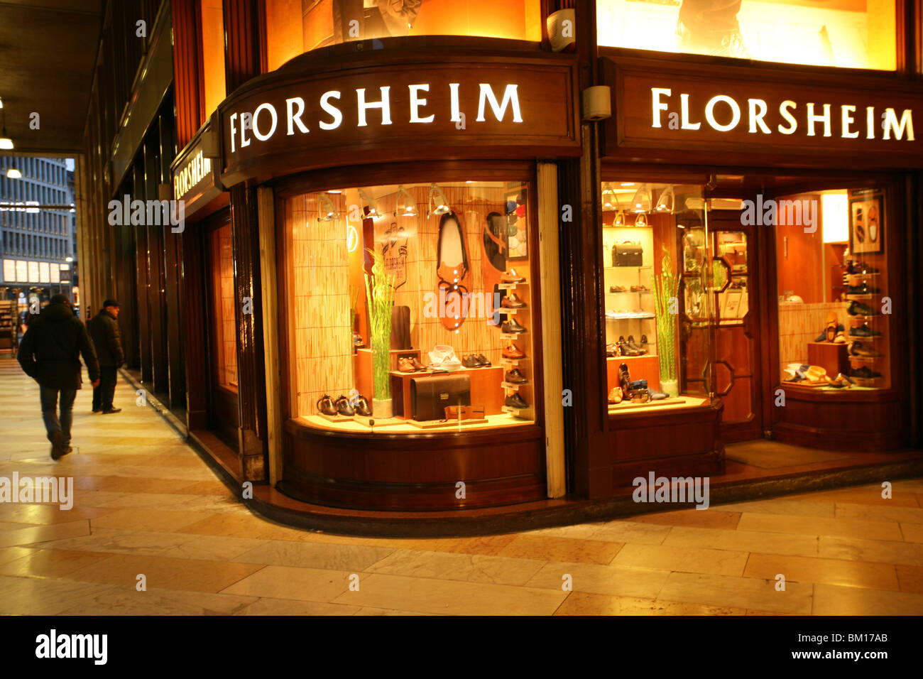Florsheim shoes shop, Piazza San Babila square, Milan, Lombardie, Italie, Europe Banque D'Images
