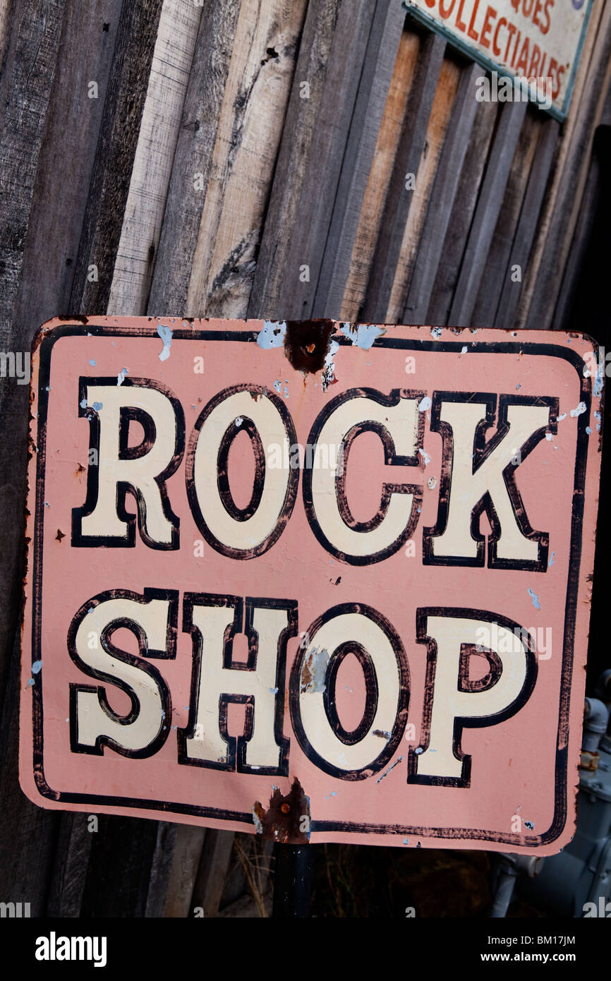 Broken old rusty rock shop sign, Kentucky, USA Banque D'Images