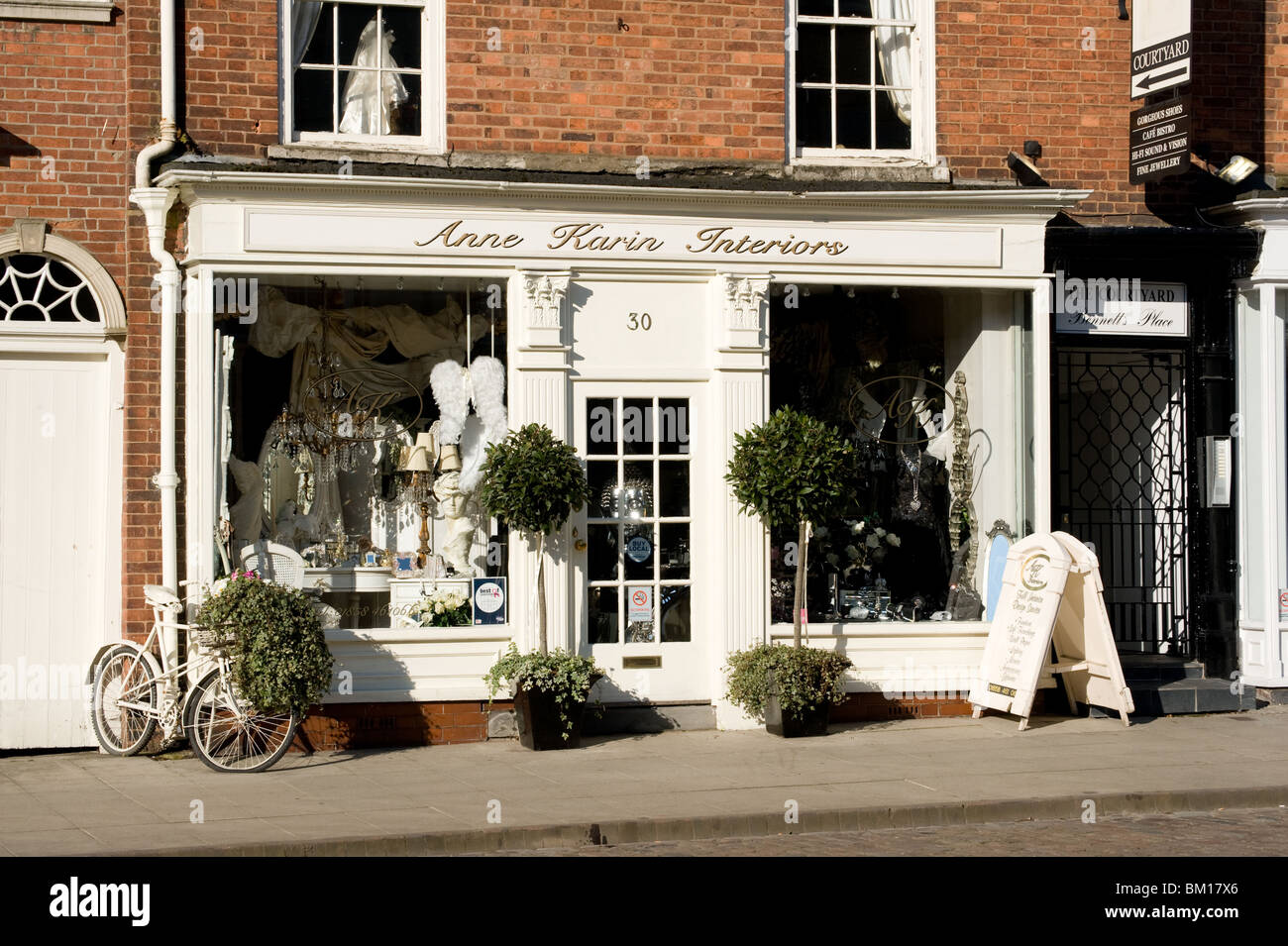 Petite boutique sur une rue de la ville de Market Harborough, Leicestershire, Angleterre. Banque D'Images