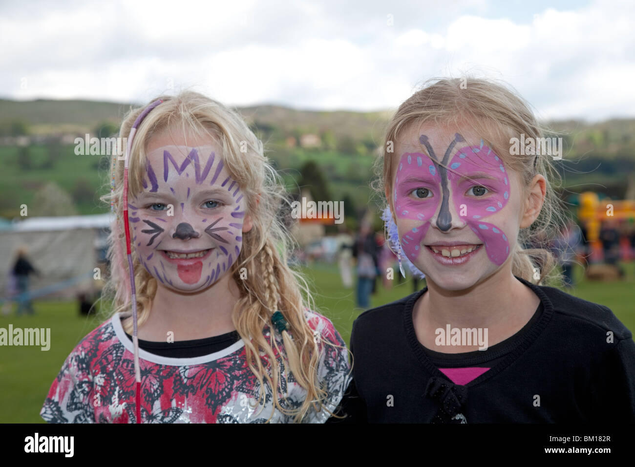 Deux filles avec des visages peints à Mayday Woodmancote Cheltenham UK 2010 Banque D'Images