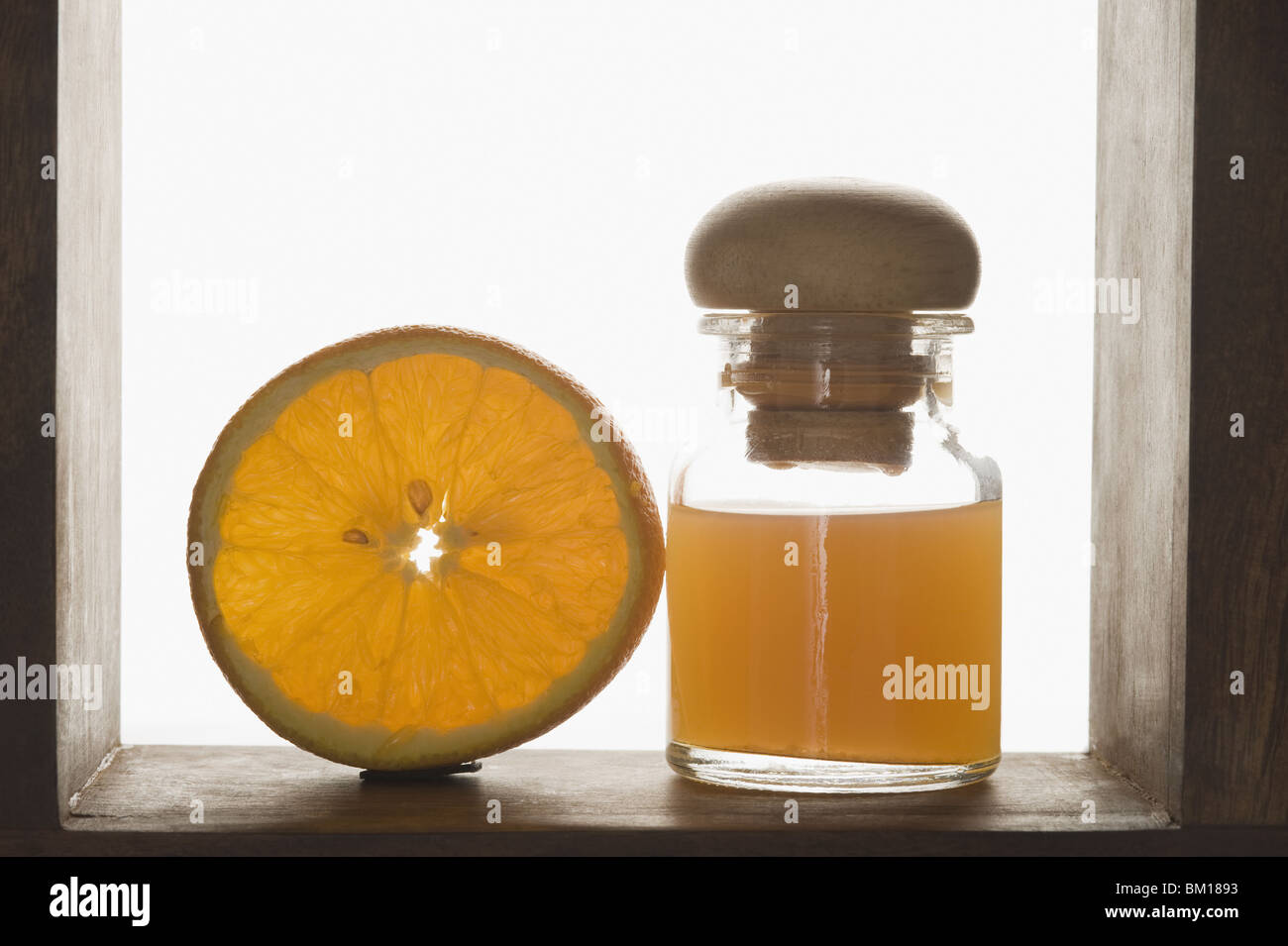 Close-up de l'huile thérapeutique avec une demi-orange Banque D'Images