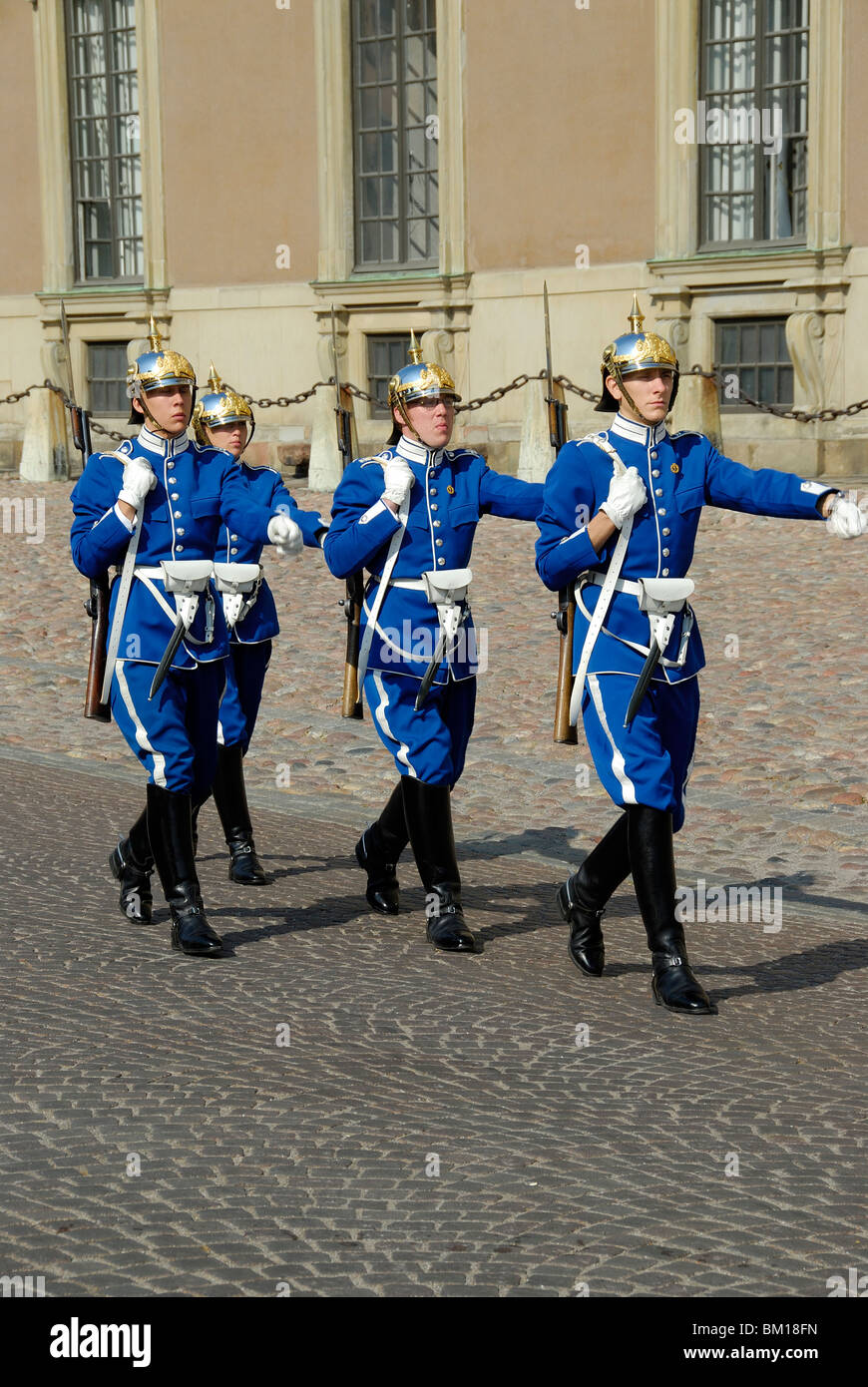 La garde à la Kungliga Slottet Stockholm Palace, résidence officielle du monarque suédois, Stockholm, Suède, Scandinavie Banque D'Images