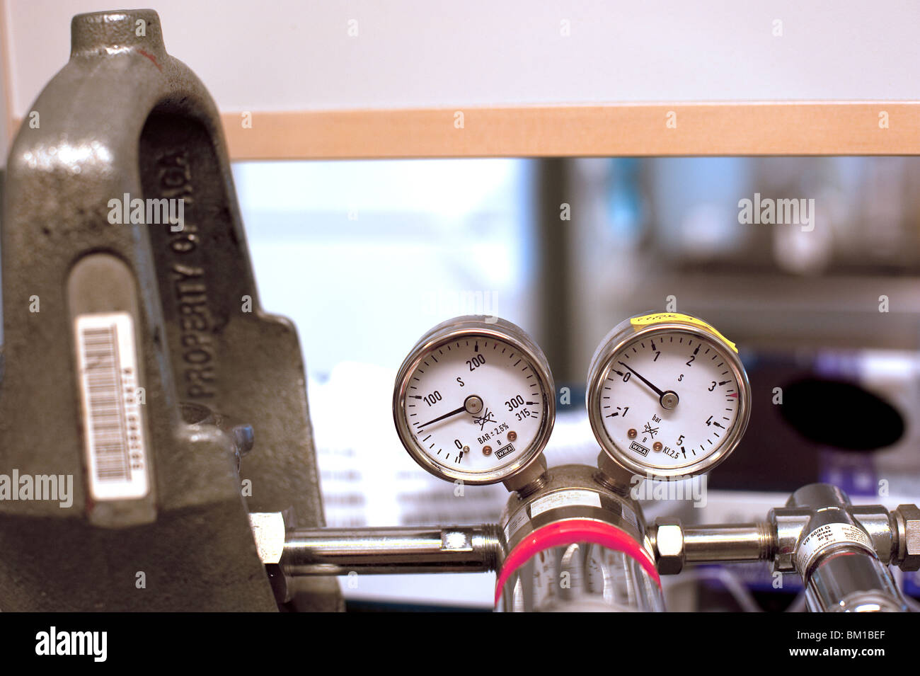 Bouteille de gaz avec la pression mètres Banque D'Images