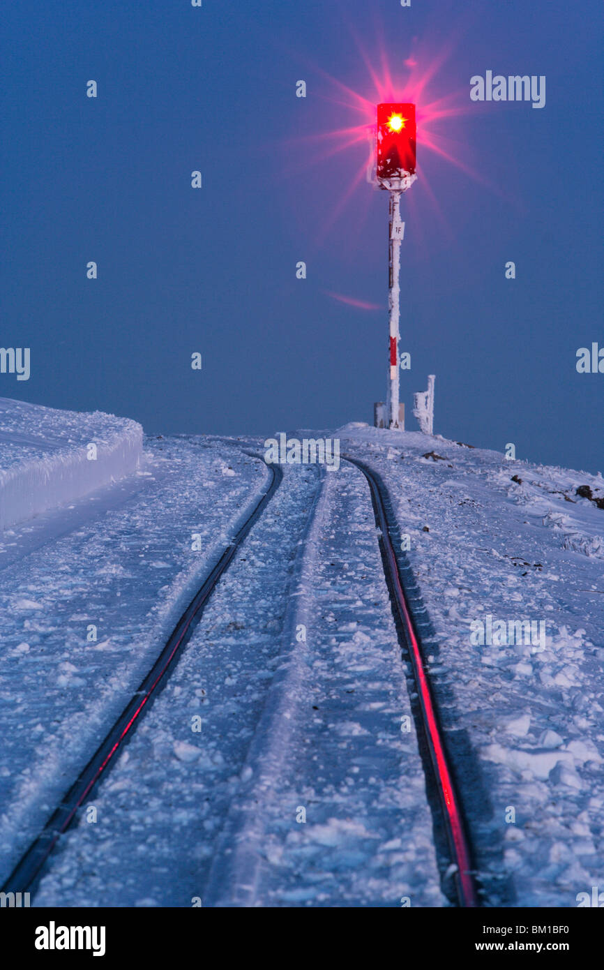 La lumière de signal avec des rails sur la montagne Brocken Banque D'Images
