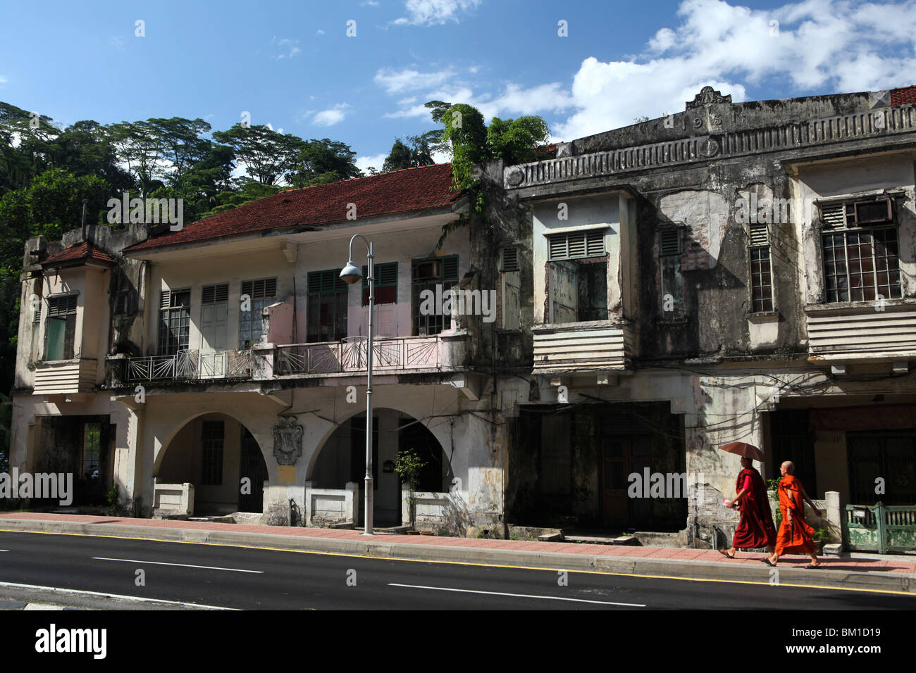 Les moines passent devant les bâtiments historiques à Kuala Lumpur, Malaisie. Banque D'Images