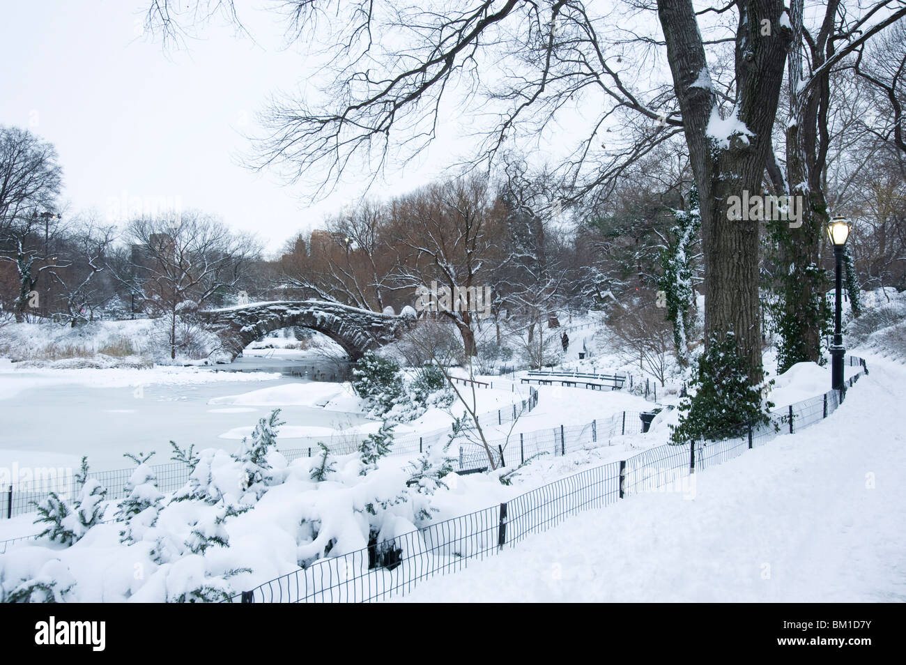 Un matin tôt sur le Gapstow Bridge après une chute de neige dans Central Park, New York City, New York State, USA Banque D'Images
