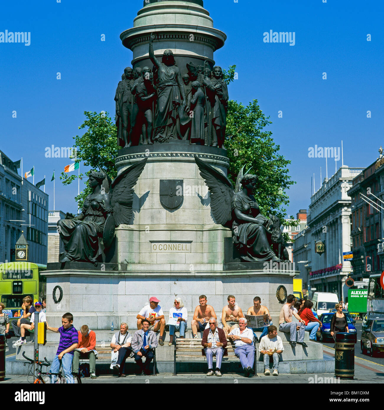 LES GENS BRONZER AU MONUMENT DANIEL O'CONNELL DUBLIN IRLANDE EUROPE Banque D'Images