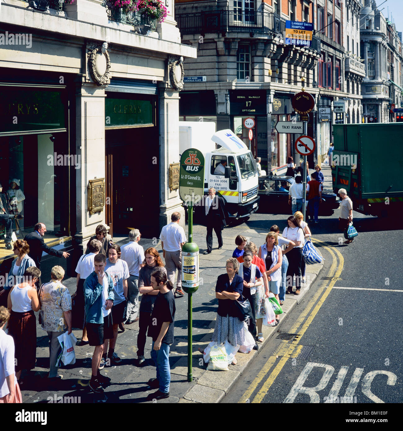 PERSONNES ATTENDANT À L'ARRÊT DE BUS O'CONNELL STREET DUBLIN IRLANDE EUROPE Banque D'Images