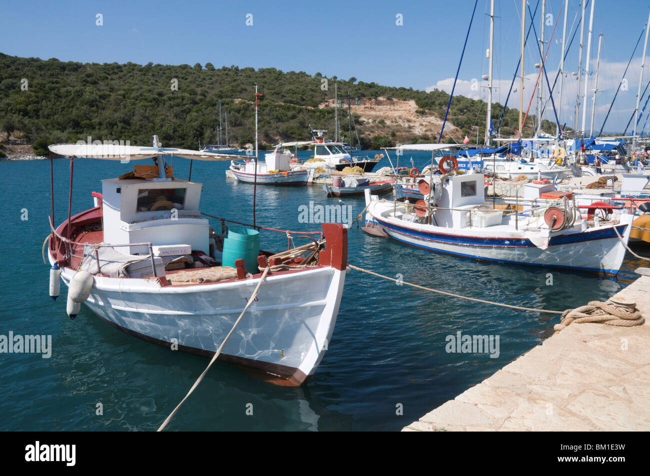 Des bateaux de pêche, Meganisi, îles Ioniennes, îles grecques, Grèce, Europe Banque D'Images