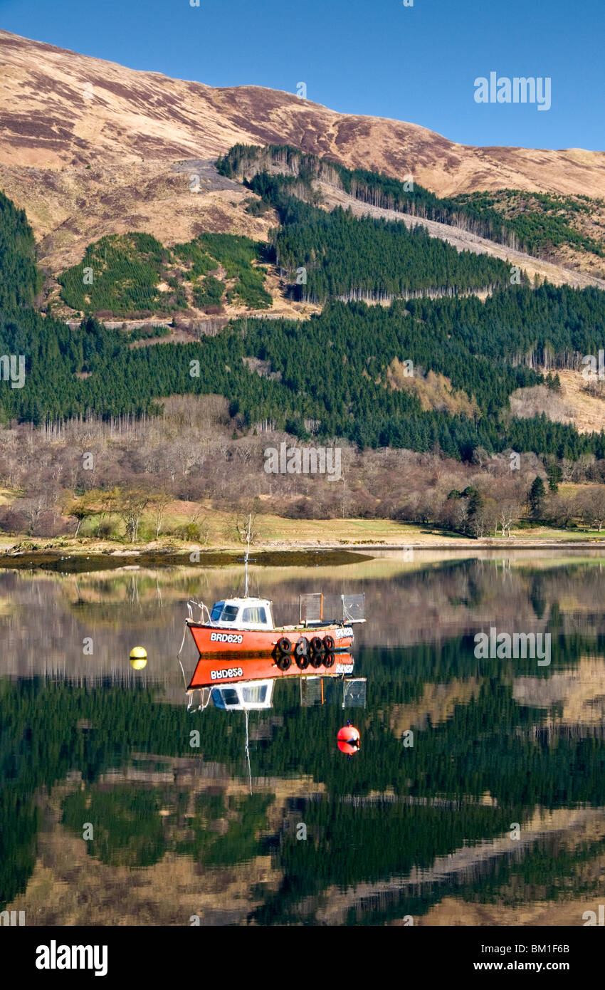 Les réflexions dans le Loch Leven, près de Ballachulish, Glencoe, Highlands, Scotland, UK Banque D'Images