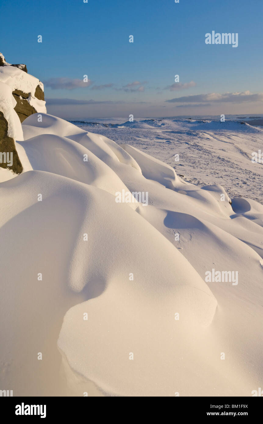 Les amoncellements de neige et de neige couvertes de landes à Stanage Edge, parc national de Peak District, Derbyshire, Angleterre, Royaume-Uni, Europe Banque D'Images