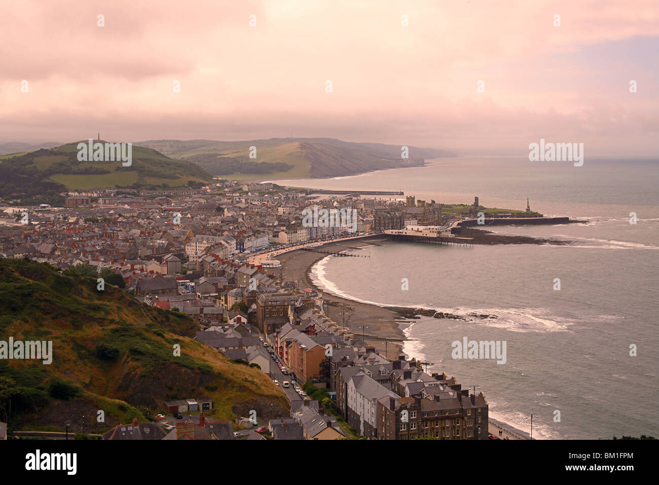 Et la Baie de Cardigan Aberystwyth du sommet de Constitution Hill Banque D'Images