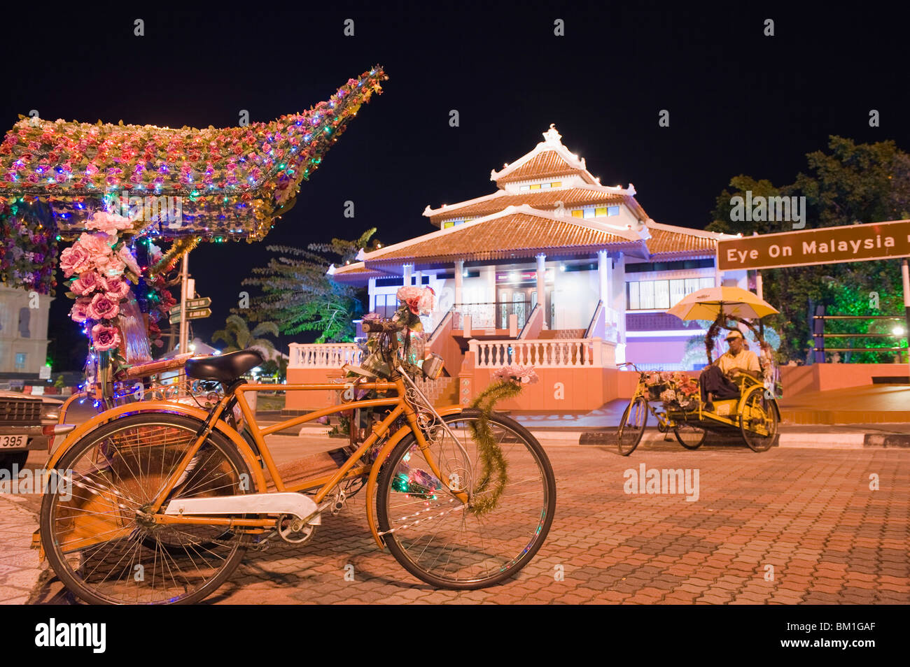 Rickshaw à l'office de tourisme, Melaka (Malacca), l'État de Melaka, Malaisie, Asie du Sud, Asie Banque D'Images
