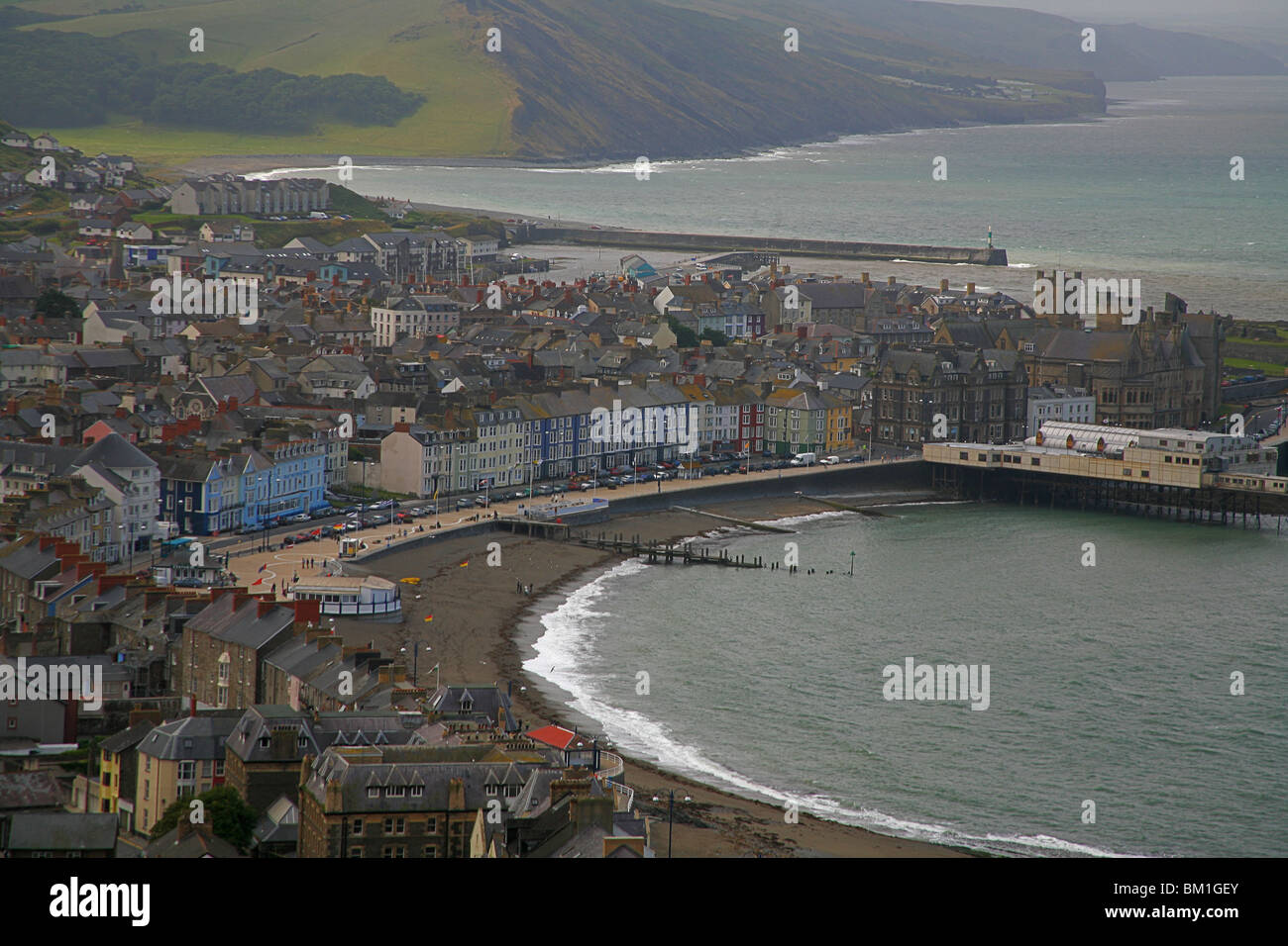 Royal Aberystwyth Pier et La Baie de Cardigan du sommet de Constitution Hill Banque D'Images