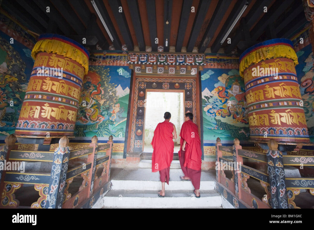 Quelques moines entre roues de prière à Trongsa Dzong (Chokhor Raptentse) datant de 1648, le Bhoutan Asie Banque D'Images