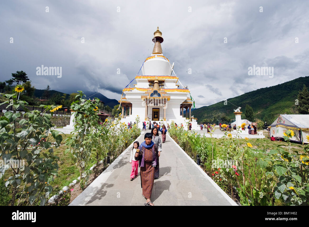 Pèlerins dans le National Memorial Chorten, Thimphu, Bhoutan, Asie Banque D'Images