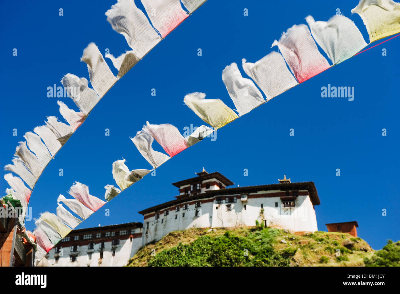 Les drapeaux de prières ci-dessous Wangdue Phodrang Dzong, fondée par la Zhabdrung en 1638, le Bhoutan, l'Asie Banque D'Images Les drapeaux de prières ci-dessous Wangdue Phodrang Dzong, fondée par la Zhabdrung en 1638, le Bhoutan, l'Asie Banque D'Images