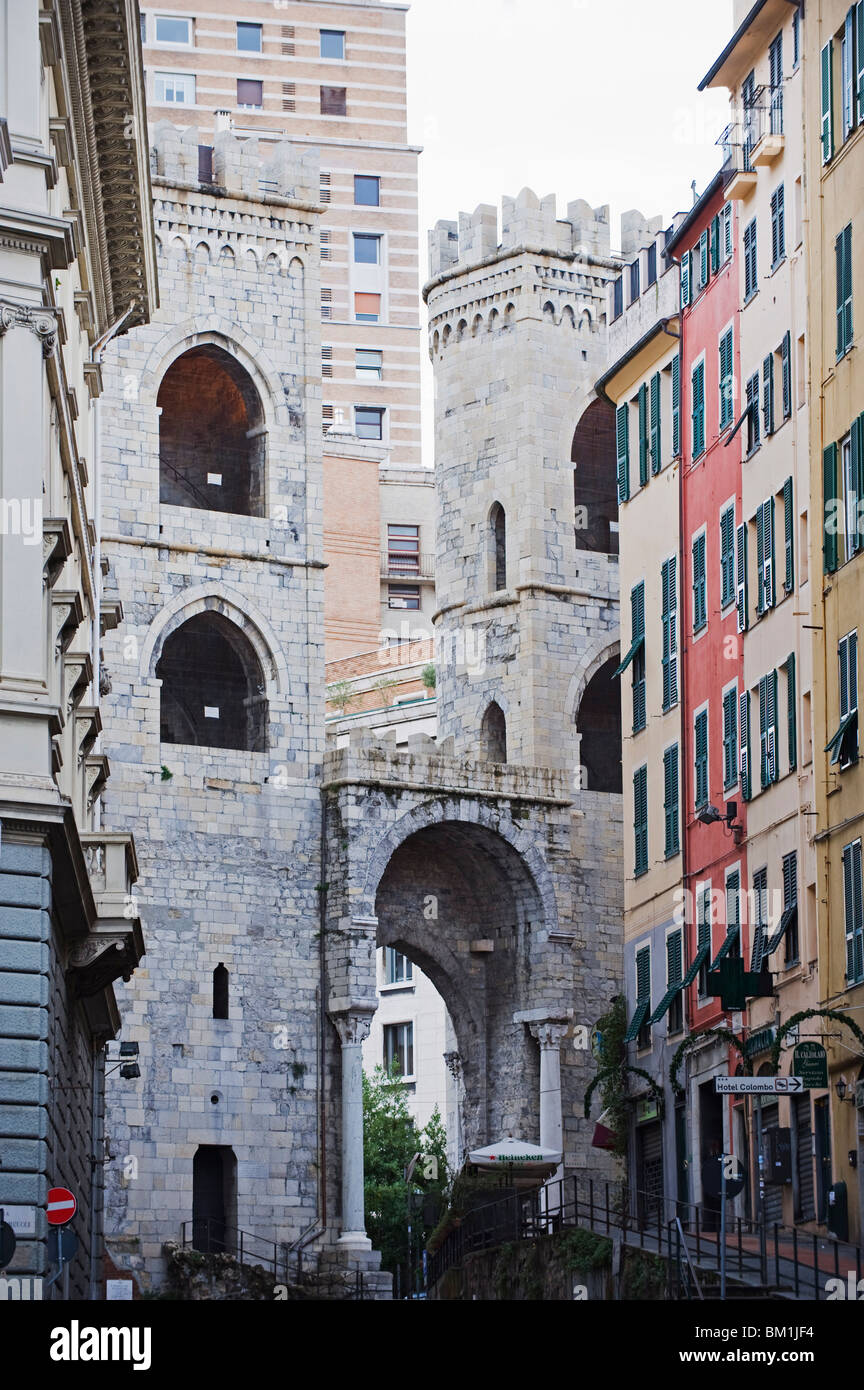 Porta dei Vacca datant de 1155, sur la Via del Campo, Gênes (Genova), Ligurie, Italie, Europe Banque D'Images